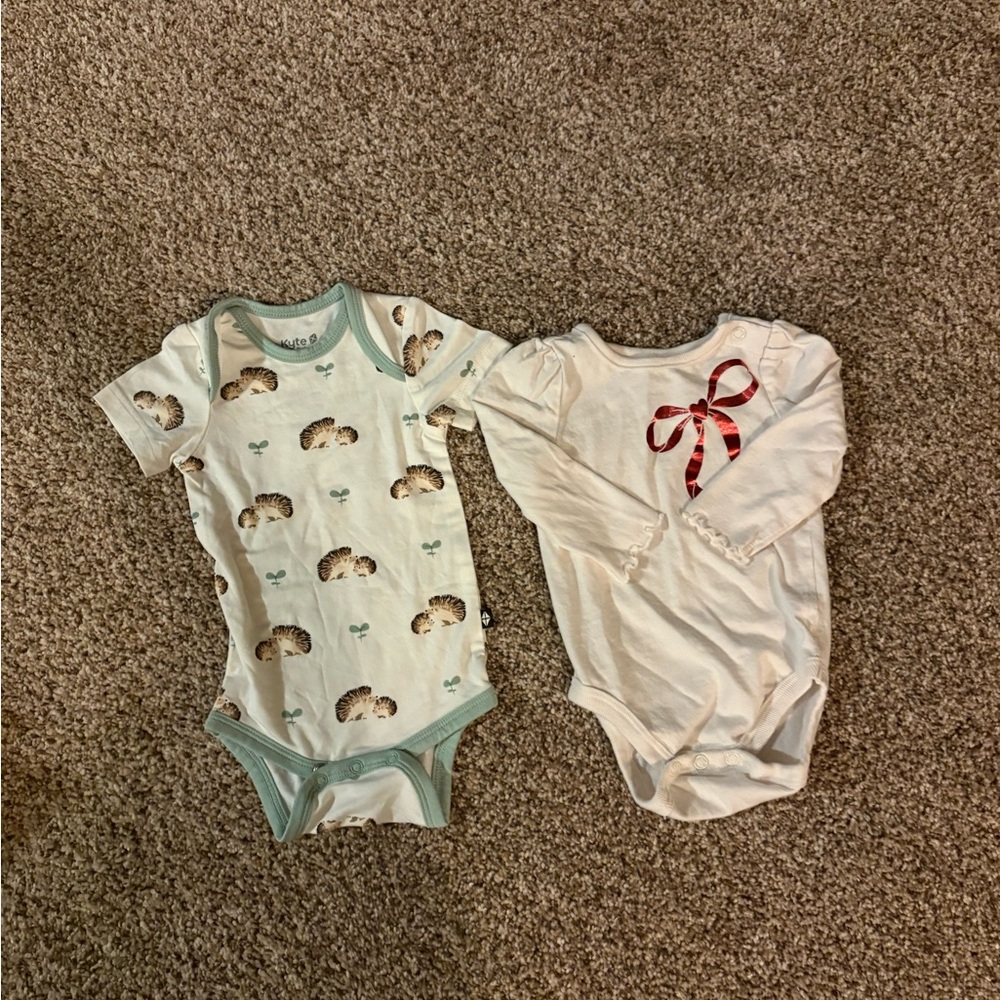 Kyte BABY Hedgehog and Bow Bodysuits - Cream and White